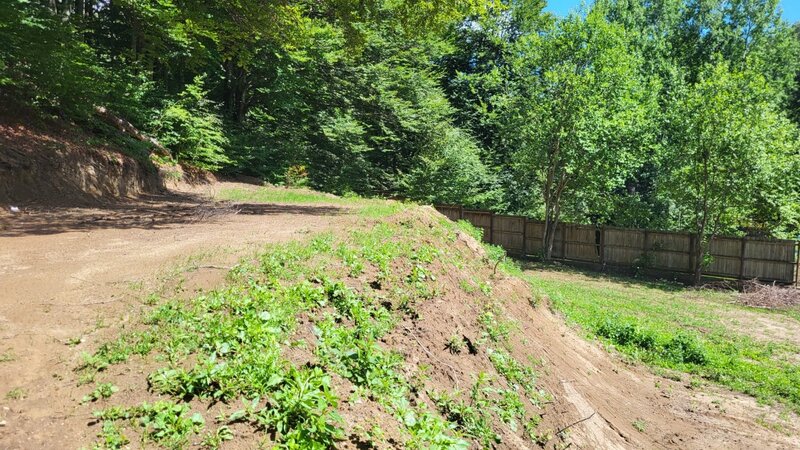 Cheia, Prahova, teren fix langa padure si parau